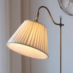 Antik gulvlampe Charleston antik messing^Markslöjd Outlet