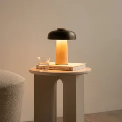 Audo Copenhagen Dekorationsbelysning>Audo bordlampe, sand/bronze, sten, 24,5 cm