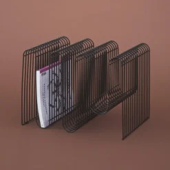 AYTM Curva magasinholder, sort, bredde 40 cm, stål