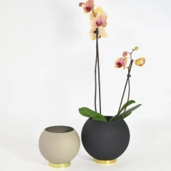 AYTM Globe urtepotte, Ø 21 cm, sort, aluminium, stål