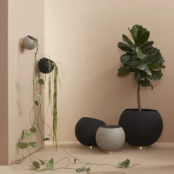 Globe urtepotte, Ø 43 cm, sort, aluminium, stål^AYTM Hot