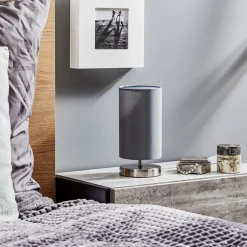 Bordlampen Claire med grå stofskærm^Brilliant Hot