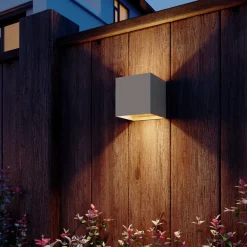 LED-udendørs væglampe med batteri og sensor Volterra, sand, IP44^Calex Online