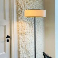 Dyberg Larsen gulvlampe Calix, sort/naturfarvet, 150 cm