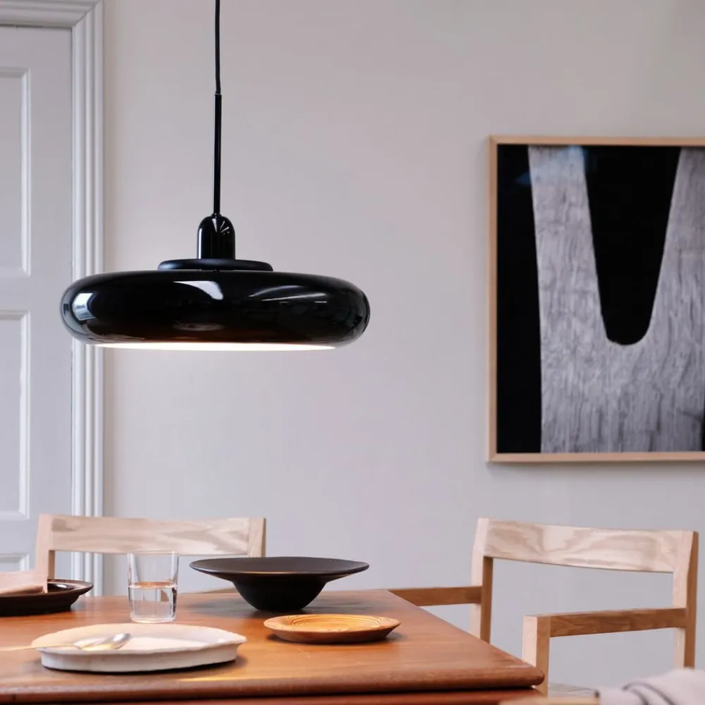 Dyberg Larsen Pendellamper>Planet hængelampe, sort, Ø 40 cm, metal