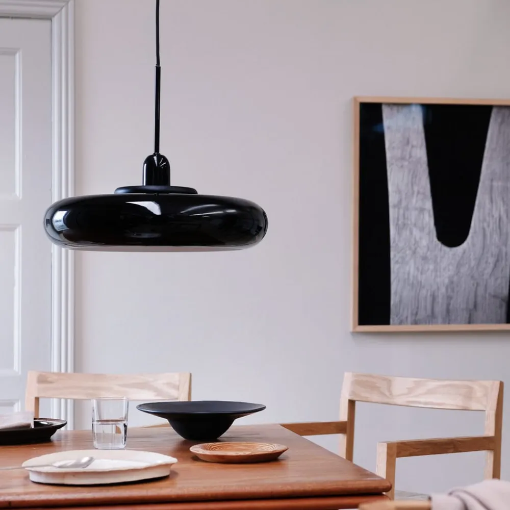 Dyberg Larsen Pendellamper>Planet hængelampe, sort, Ø 40 cm, metal