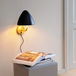 Dyberg Larsen Væglamper>væglampe Oulu, sort/messing, Ø 20,3 cm