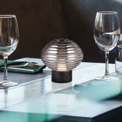 Reality Leuchten Earl LED genopladelig bordlampe, sort/røget, højde 14,5 cm, glas