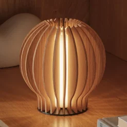 Eva Solo LED-bordlampe Radiant, lyst træ, Ø 14 cm, USB