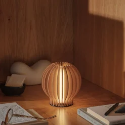 Eva Solo LED-bordlampe Radiant, lyst træ, Ø 14 cm, USB