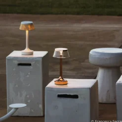 Bon Jour unplugged LED-bordlampe, kobber^FLOS Hot