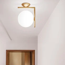 IC C/W1 væglampe, børstet messing^FLOS Hot