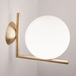 IC C/W1 væglampe, børstet messing^FLOS Hot