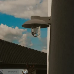 Formskøn udendørs væglampe 