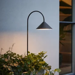 lampe med jordspyd Grasp, sort, højde 82 cm^FRANDSEN Best