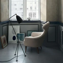 GUBI Gräshoppa trefods gulvlampe, sort