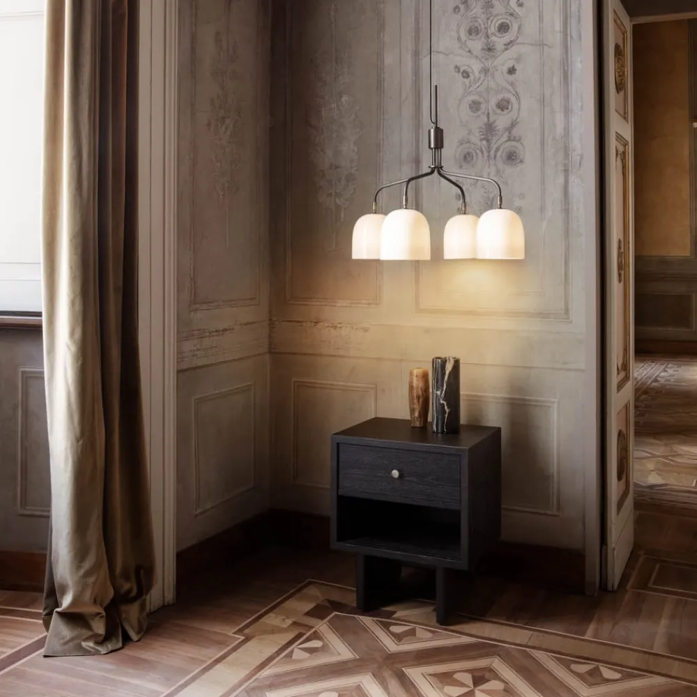 GUBI Lysekrone Howard 4-lys Ø 66 cm gunmetal/hvid