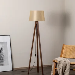 Gulvlampe LM-65214-1E med trebenet af træ^Avonni