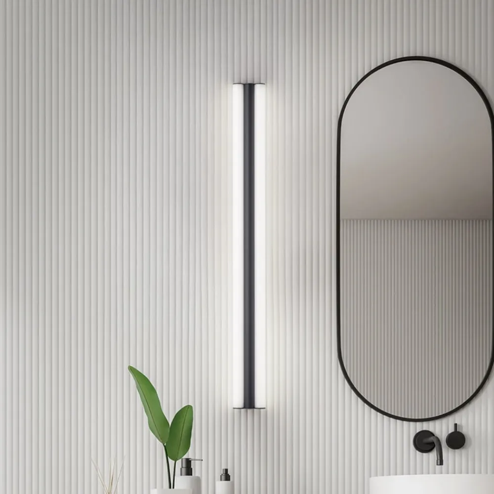 Helestra LED-spejllampe LOOM, længde 120 cm, sort, IP44