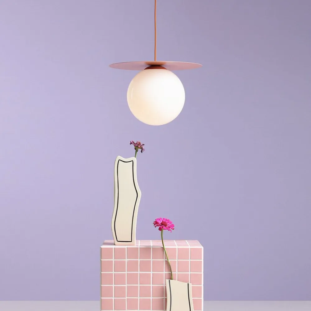 ALDEX Hængelampe Loop Coral L, korallrød, glaskugle opal, metal