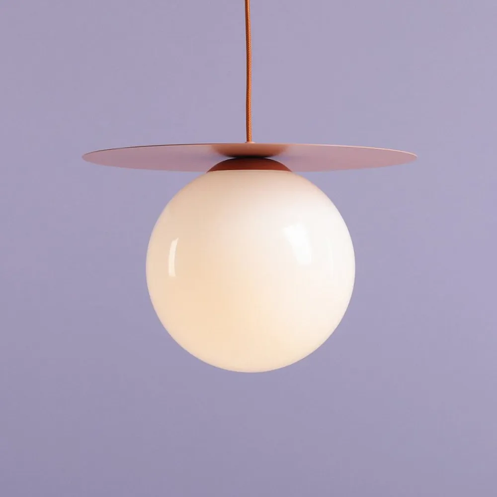 ALDEX Hængelampe Loop Coral L, korallrød, glaskugle opal, metal