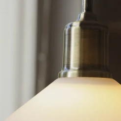 Markslöjd Hængelampe Vela, hvid/gammel messing, glas/jern Ø 25 cm stik