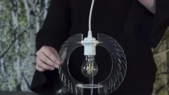 UMAGE Bordlamper>Hvid bordlampe Carmina med trebenet stativ