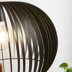 Jusra pendellampe i sort metal, 1 lyskilde.^Lindby Discount