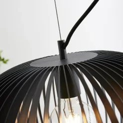 Jusra pendellampe i sort metal, 1 lyskilde.^Lindby Discount