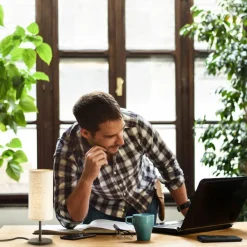 FH Lighting Bordlamper>Kira bordlampe, tekstilskærm, sort/sand