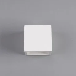 Lindby Kubusformet LED-væglampe Marita lavet af gips