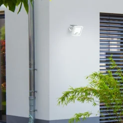 Brilliant LED solcelle udendørs vægspot Luton Sensor, hvid, bredde 13 cm