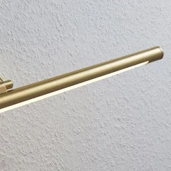 Lindby LED-gallerilampe Mailine med kontakt, messing