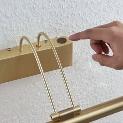 Lindby LED-gallerilampe Mailine med kontakt, messing