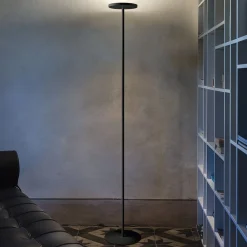 LED-gulvlampe Joshua i sort^Linea Light Hot