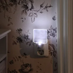 STAR TRADING LED-natlys 357-11 til stikkontakt