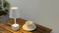 Lindby genopladelig LED-bordlampe Janea CUBE, hvid, metal