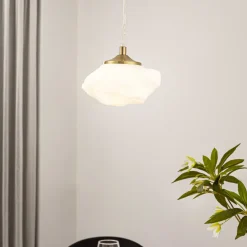 Lindby hængelampe Piatra, opal/messing, glas, Ø 16 cm, G9