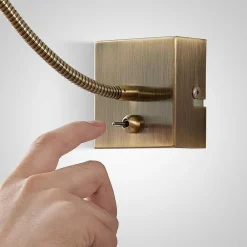 Lindby Jolka LED-læselampe, afbryder, antik messing