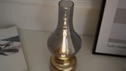 Lindby LED genopladelig bordlampe Maxentius guldfarvet glas dæmper