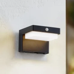 Lindby LED solcellelampe Eleazar, sort, sensor, dæmpbar