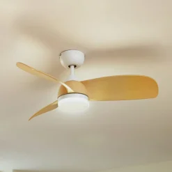 Lindby LED-loftventilator Enon, hvid/træfarvet, DC, støjsvag