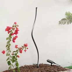 Lindby LED-solcellelampe Sabriel, buet, sort, aluminium, 3000K