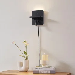 LED-væglampe Auden, sort, stik, ladestation^Lindby Outlet