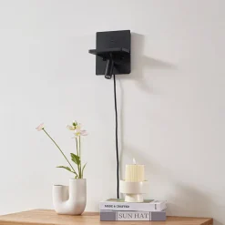 LED-væglampe Auden, sort, stik, ladestation^Lindby Outlet