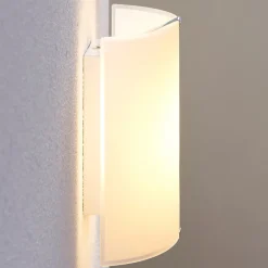 Lindby LED-væglampe Helmi, højde 21 cm, glas, halvcirkelformet