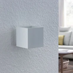 Lindby Mirza væglampe i aluminium, kantet, hvid