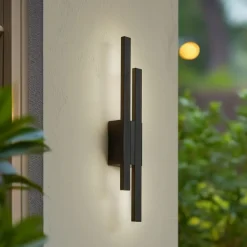 Lindby udendørs LED-væglampe Sakari, sort, aluminium, højde 59 cm