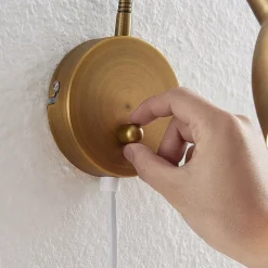 Lindby væglampe Amrei, antik messing, 42 cm, stik, dæmpbar