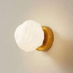 Lindby Væglamper|Væglamper>væglampe Piatra, opal/messing, glas, Ø 16 cm, G9